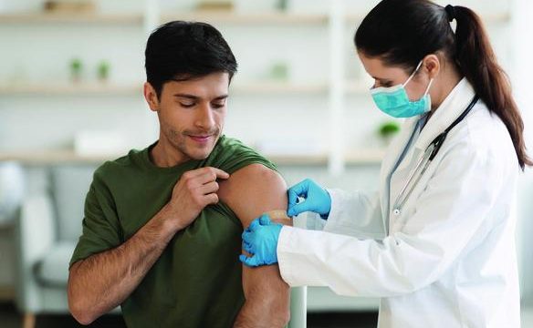 Щеплення дорослих: вакцинація не закінчується в дитинстві